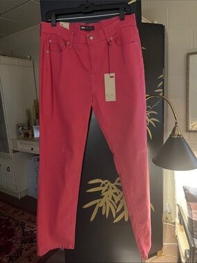 Reduced! Ladies Levi's Slim Straight Jeans in Pink